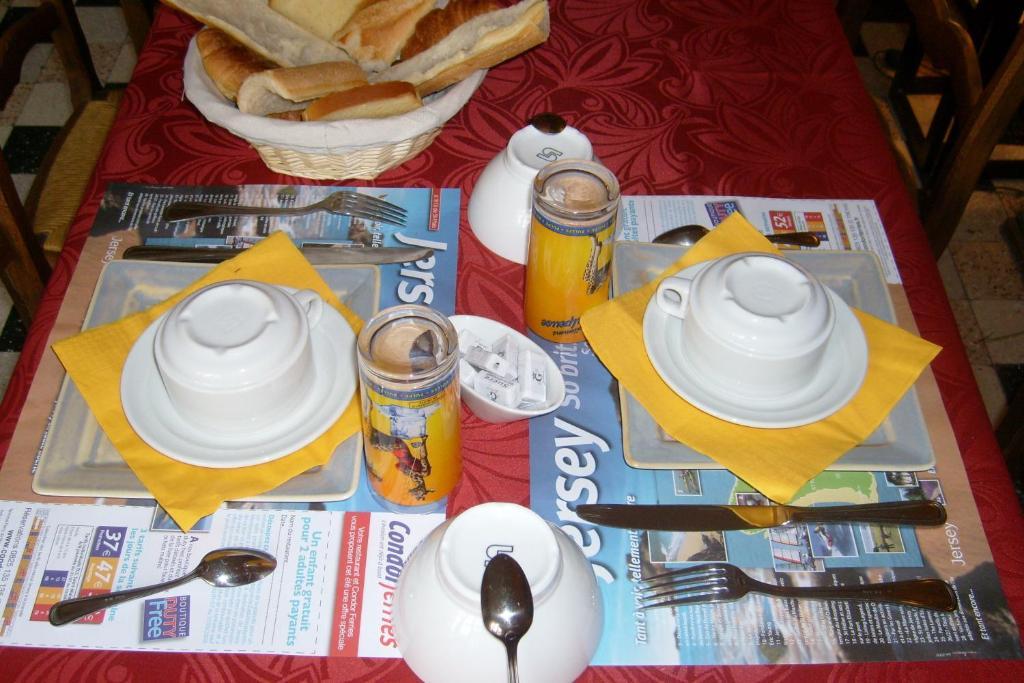 Hotel Restaurant Du Commerce La Gouesnière Zewnętrze zdjęcie
