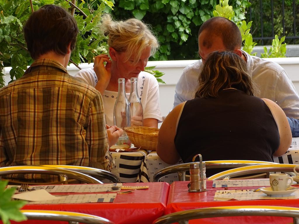 Hotel Restaurant Du Commerce La Gouesnière Zewnętrze zdjęcie