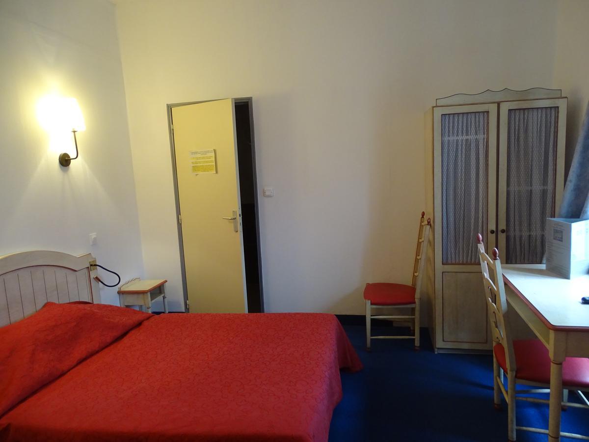Hotel Restaurant Du Commerce La Gouesnière Zewnętrze zdjęcie